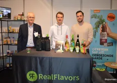 Bij RealFlavors: Bert Versteeg, Jordy Versteeg en Dennis Brunnemann. Op de tafel voor hen staat de recent toegevoegde range biologische alcoholvrije wijnen.